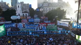 Estudiantes de la UNLP marchan por sus derechos, con apoyo político y gremial en las calles de La Plata.