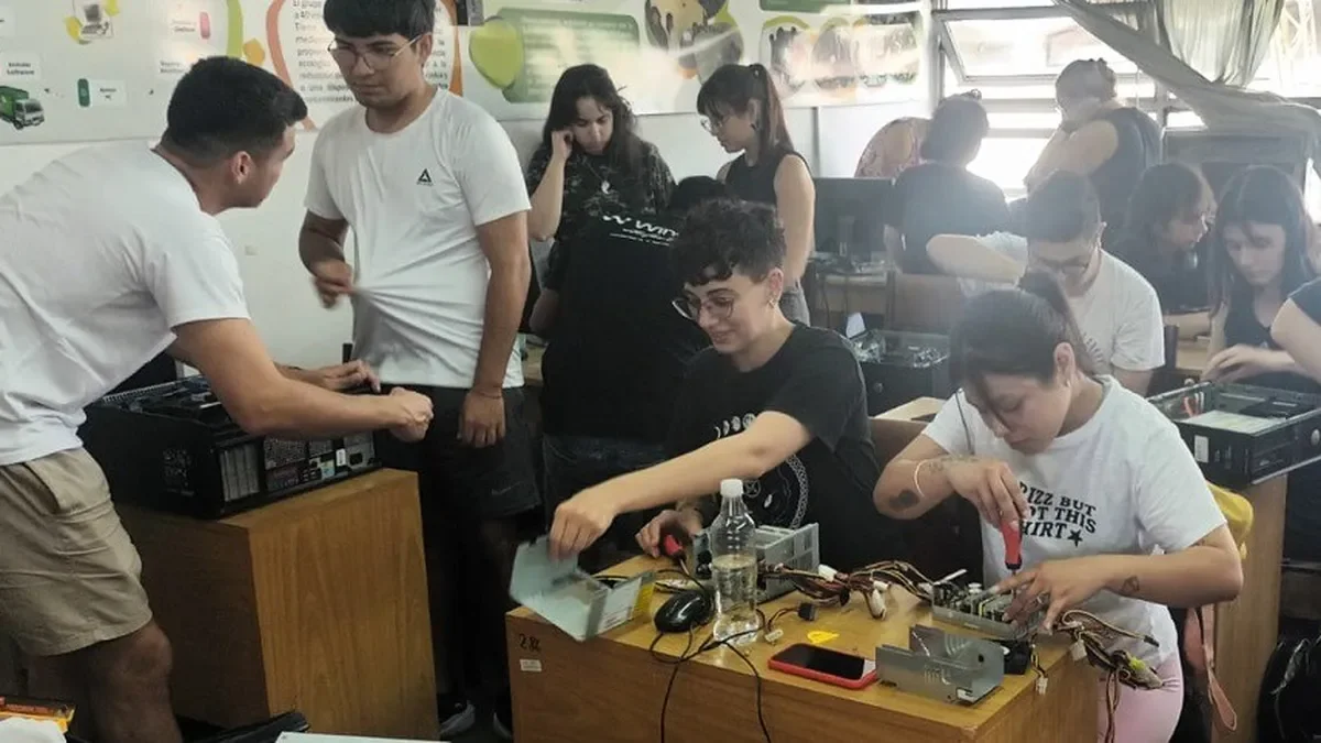Estudiantes de la UNLP podrán acceder a un curso exprés de reparación de computadoras este mes.