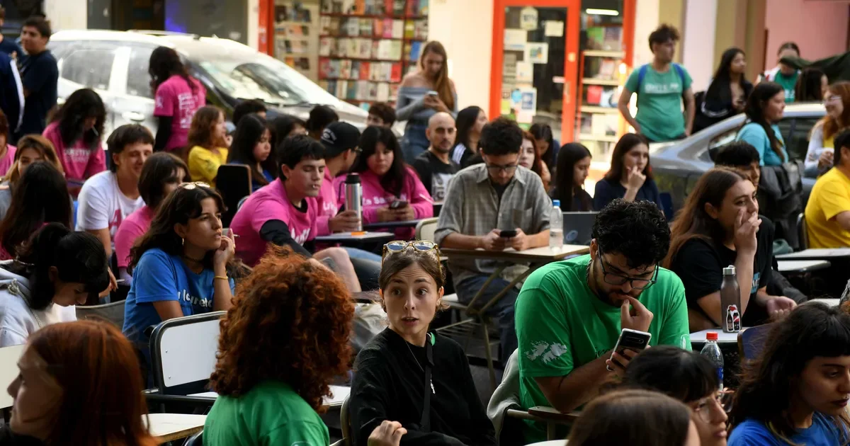 Estudiantes de la UNLP se movilizan en el centro de La Plata durante el paro universitario