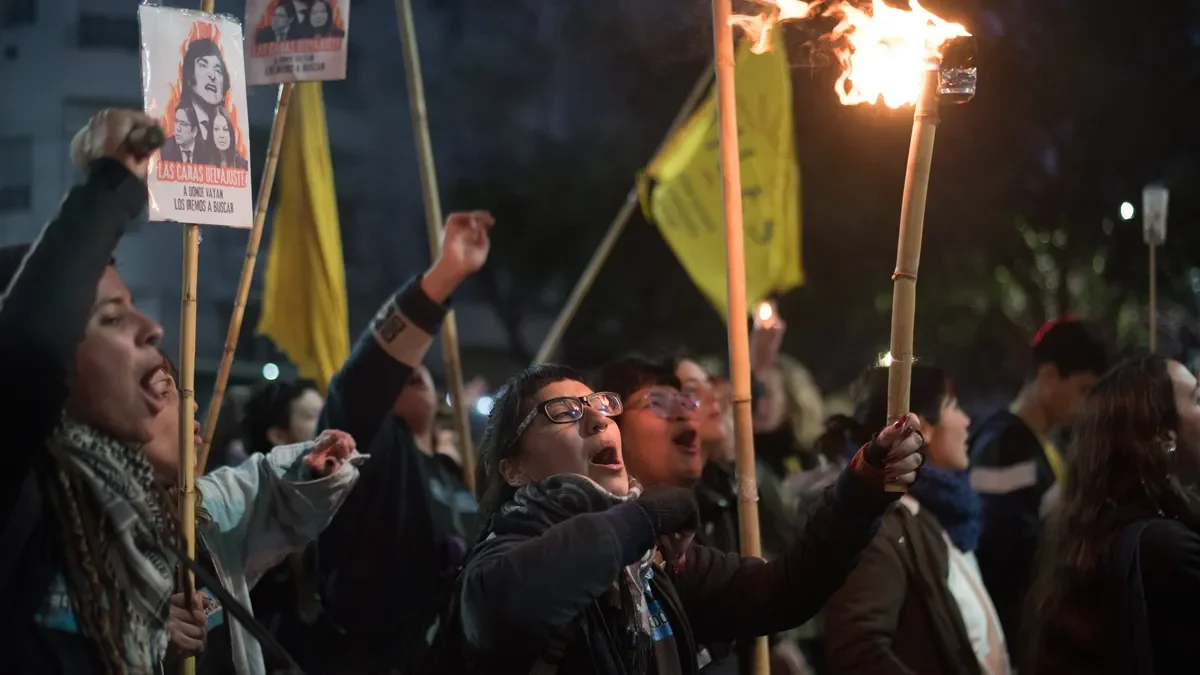 Estudiantes de la UNLP se preparan para marchar con antorchas en el centro de La Plata