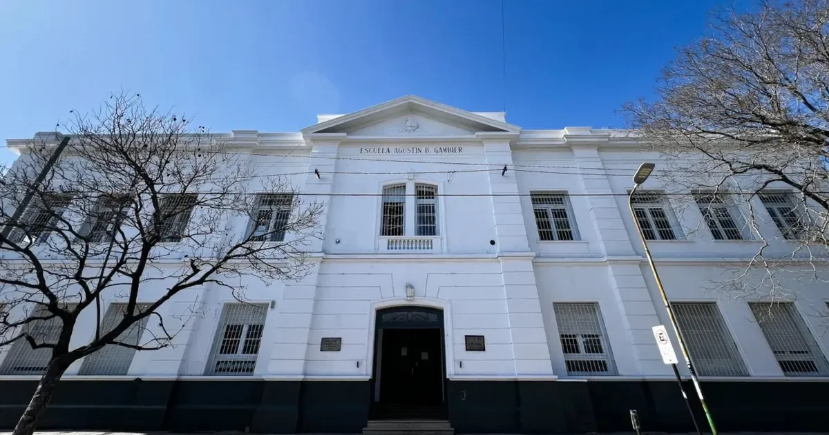 Estudiantes de Los Hornos en peligro por el abandono de su escuela