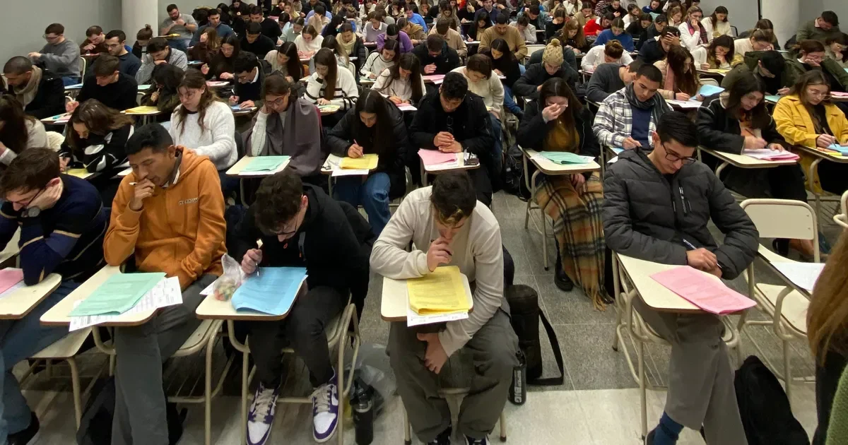 Estudiantes de medicina de La Plata se preparan para las residencias de salud en medio de la incertidumbre.