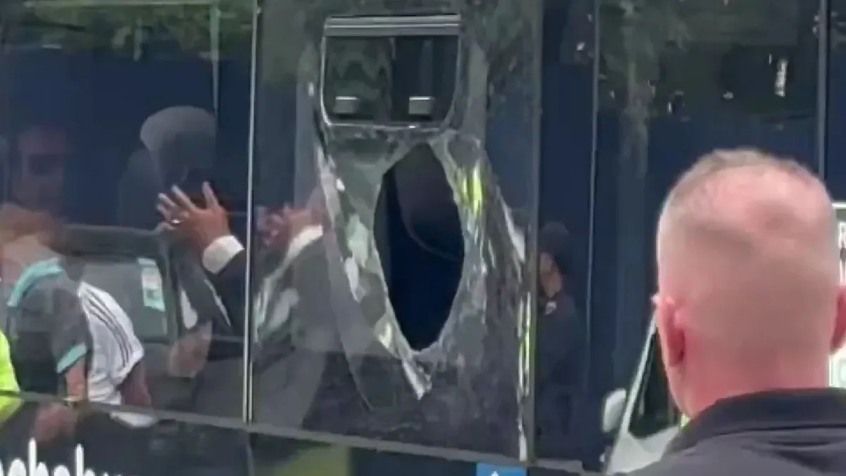 Estudiantes en riesgo: ataque a su micro durante el partido en Gimnasia