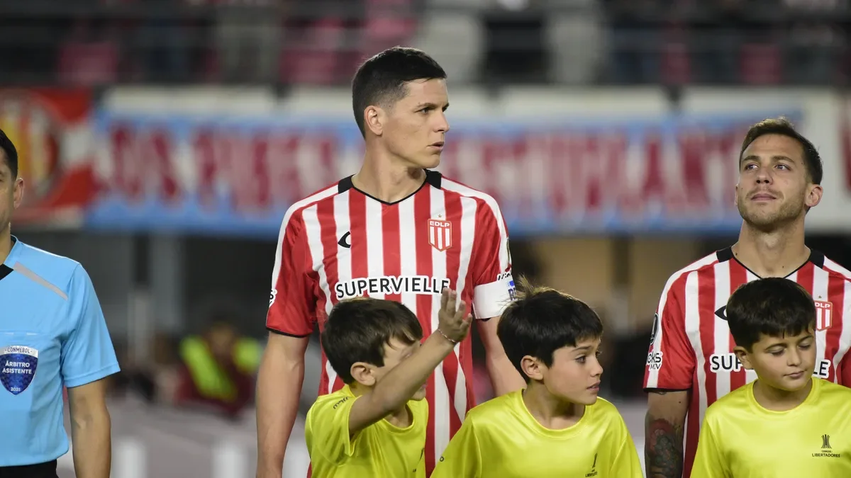 Estudiantes enfrenta a Flamengo en un partido polémico que desata la furia de los hinchas