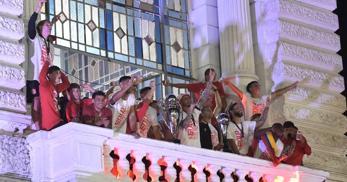 Estudiantes enfrenta la posible salida de dos campeones a rivales, generando incertidumbre en la hinchada.
