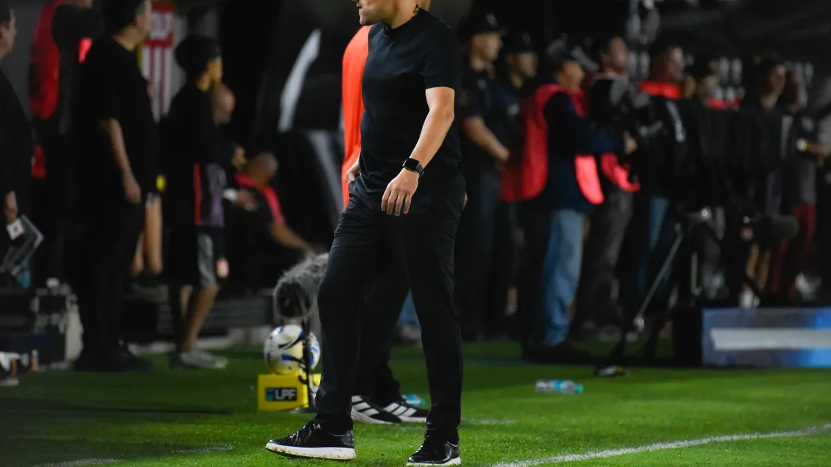 Estudiantes enfrenta una crisis de resultados bajo la dirección de Alexander Medina