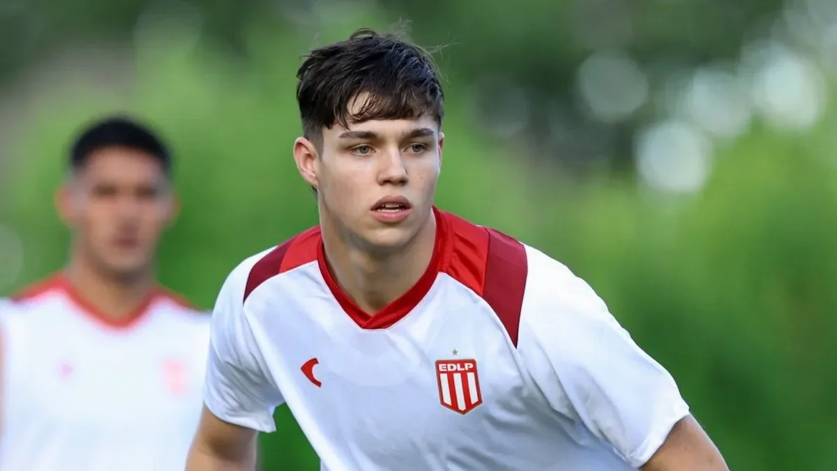 Estudiantes ensaya nueva pareja de defensores en la práctica de hoy