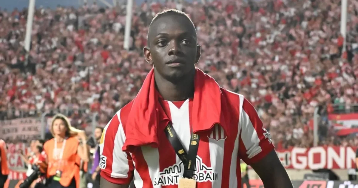 Estudiantes evalúa oferta de Athletico Paranaense por Edwuin Cetré en medio de negociaciones.