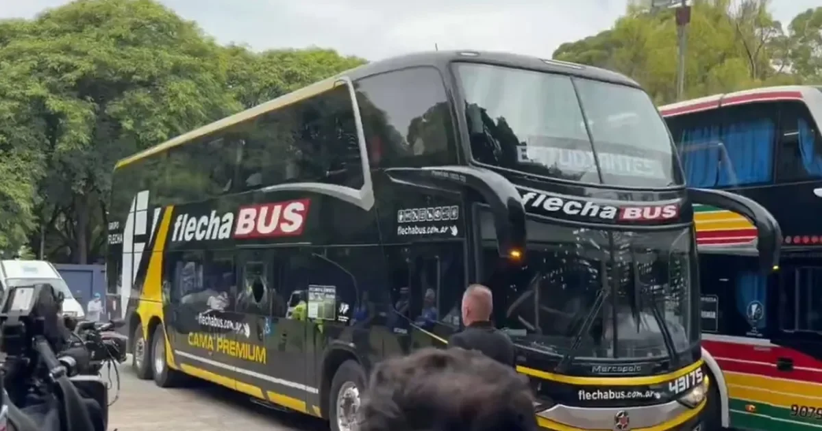 Estudiantes exige justicia: buscan al responsable del ataque al micro en el Bosque