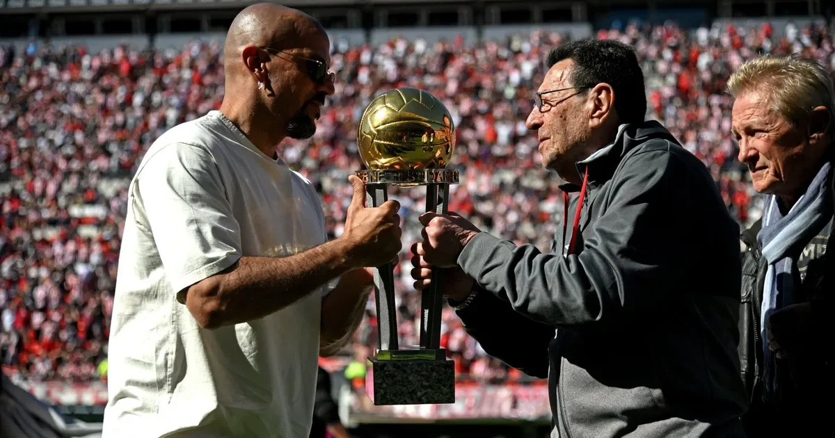 Estudiantes honra a Marcos Conigliaro con un emotivo acto tras su fallecimiento