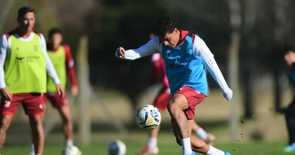 Estudiantes inicia la pretemporada con tres arqueros en acción bajo la mirada de Medina