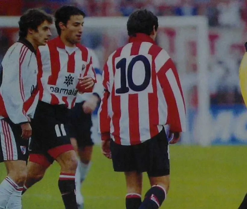 Estudiantes presenta un diseño exclusivo de camiseta, solo usado una vez en el partido.