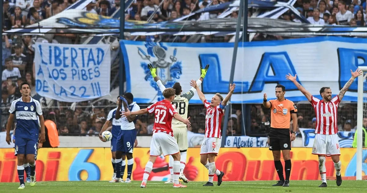 Estudiantes se consagra en el clásico platense y extiende su racha ganadora a cinco partidos