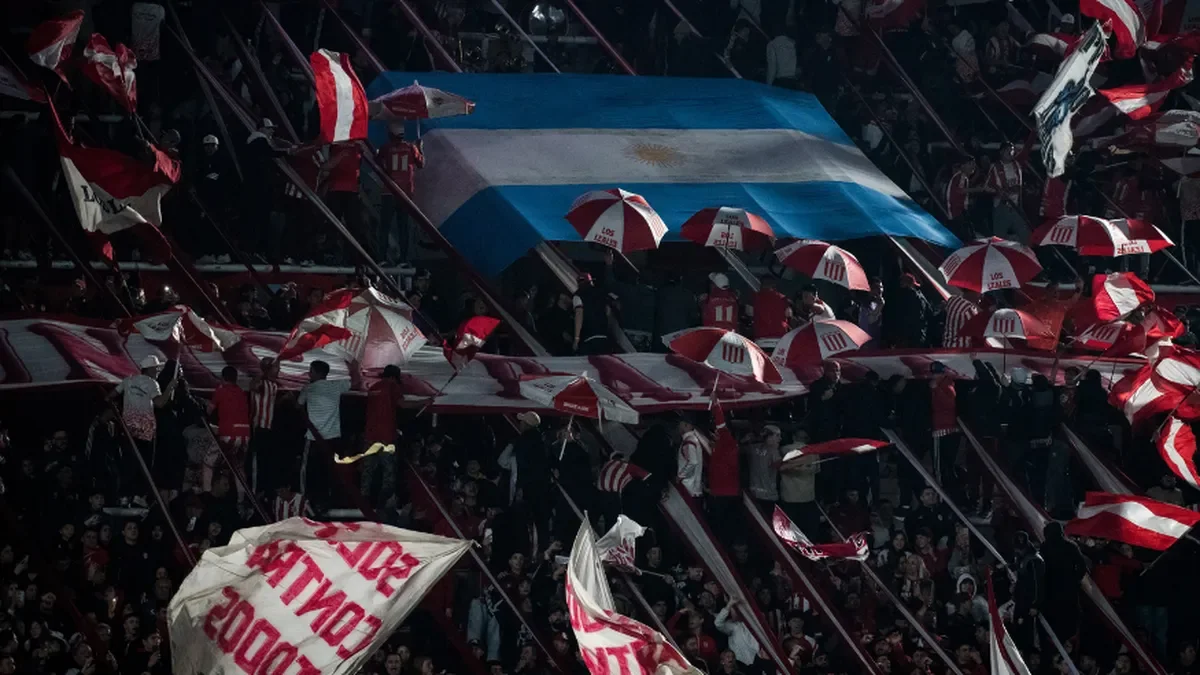 Estudiantes se enfrenta a un partido sin apoyo visitante en Varela, impactando la hinchada local.