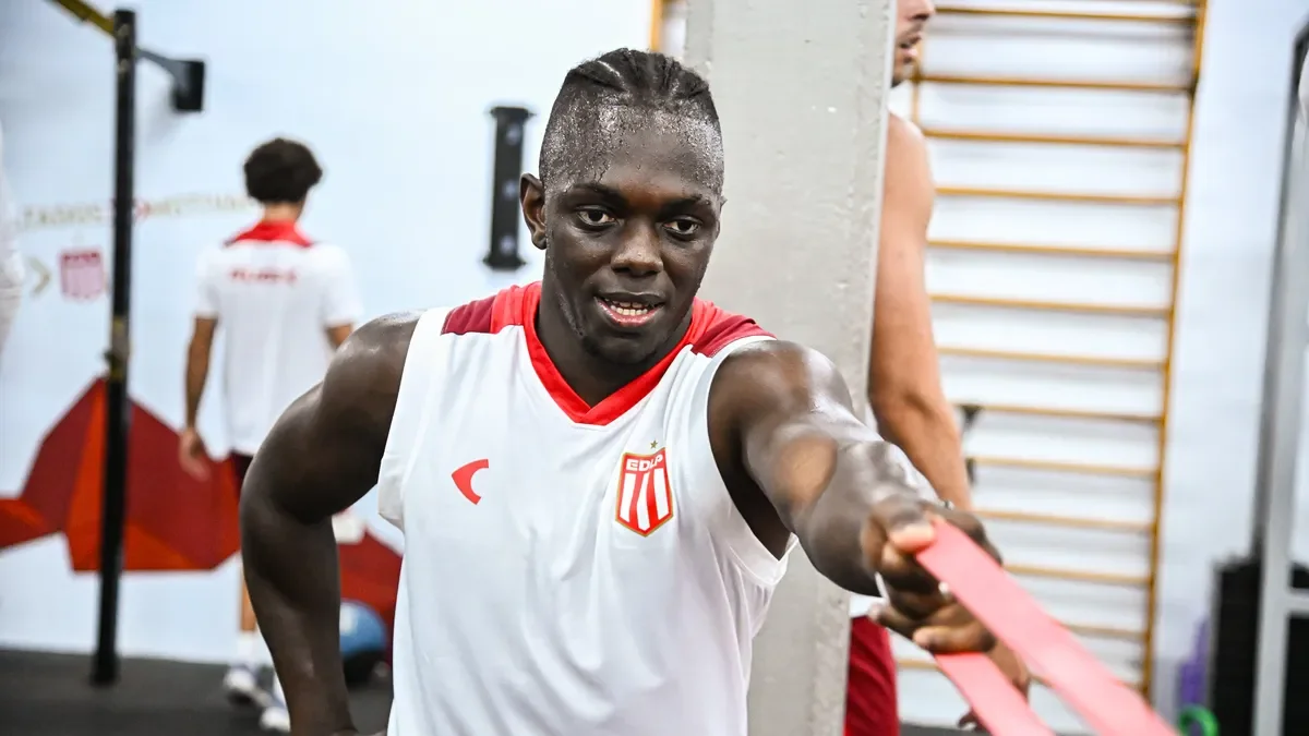 Estudiantes se posiciona ante Boca: detalles sobre Edwuin Cetré y su futuro.