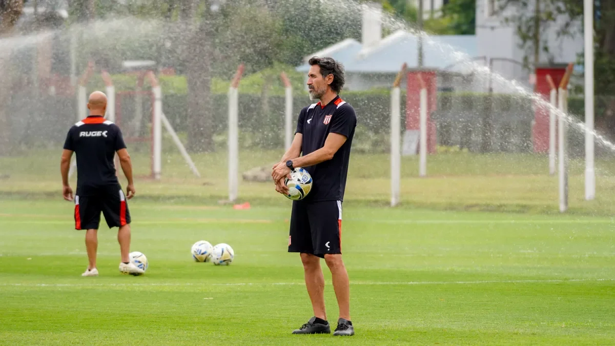 Estudiantes se prepara para un desafío clave ante Riestra en la lucha por el ascenso.