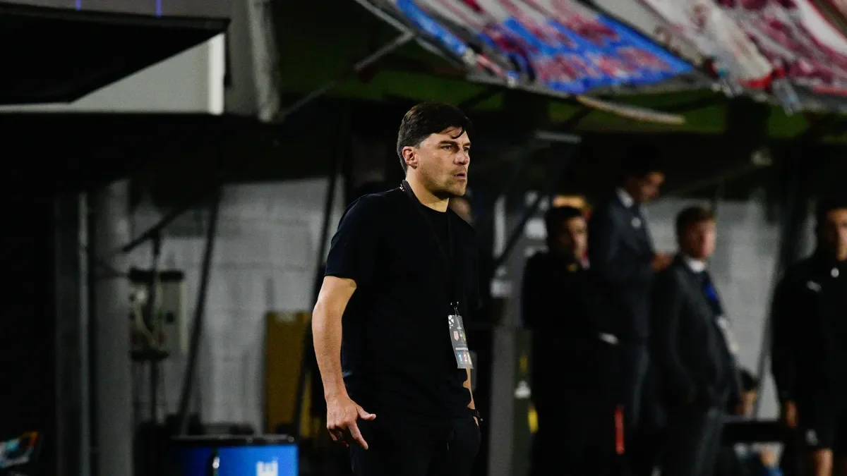 Estudiantes se prepara para un desafío clave: el estilo de juego de Alexander Medina