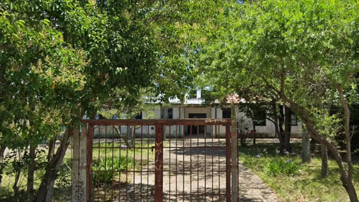 Estudiantes y docentes de la Escuela Secundaria N° 12 se unen en un abrazo simbólico por la educación