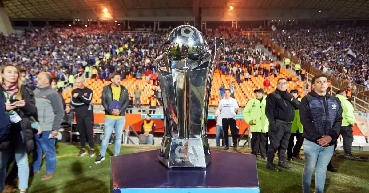 Estudiantes y Gimnasia brillan en la Copa Argentina: sus logros históricos en el Top 10