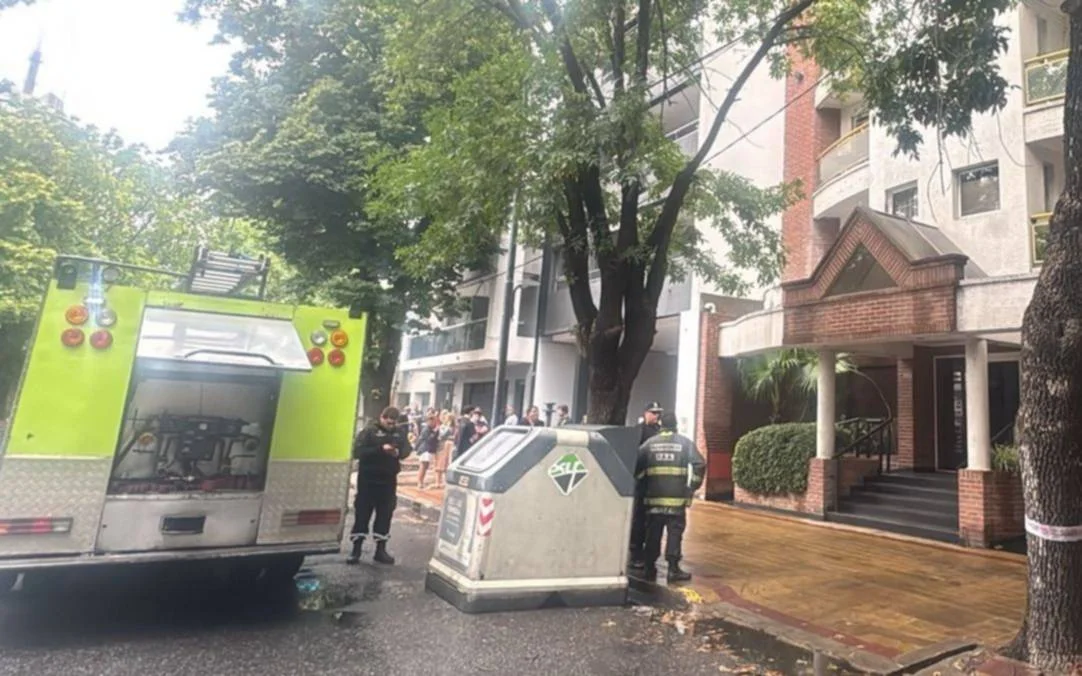 Evacuación de vecinos en La Plata tras incendio en ascensor de edificio céntrico