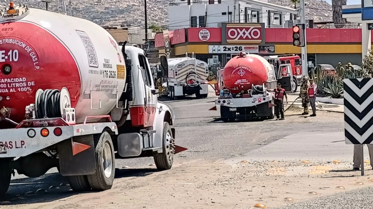 Evacuación de vecinos en plaza de Ensenada por fuga de gas en pipa