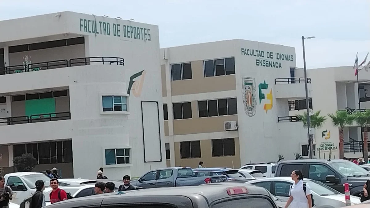 Evacúan a estudiantes de la UABC en Ensenada tras amenaza de tiroteo en redes sociales - Semanario ZETA