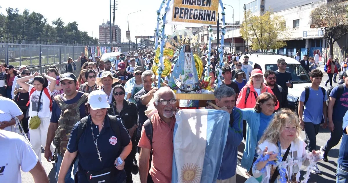 Expectativa en La Plata por la llegada del papa León XIV durante la peregrinación a Luján