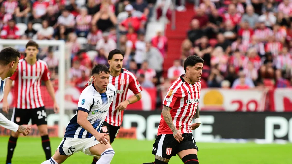 Facundo Farías busca su lugar en el equipo con el apoyo de Alexander Medina