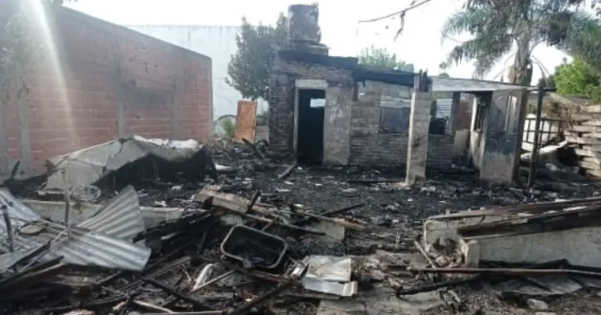 Familia de La Plata busca apoyo tras perder su hogar en incendio devastador