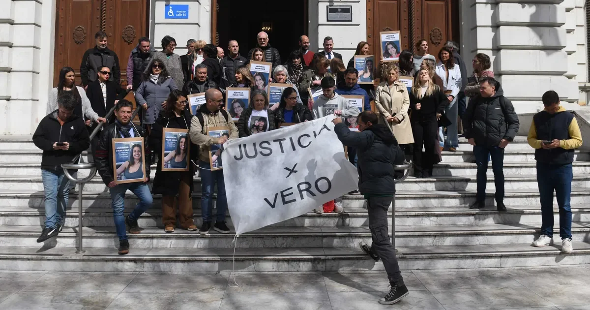 Familia de Verónica Dessio se moviliza en La Plata para reclamar justicia urgente.
