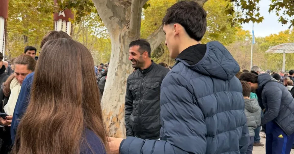 Fernando Zaniratto sorprende a los fanáticos en Plaza Malvinas durante el intercambio de figuritas del Mundial 2026