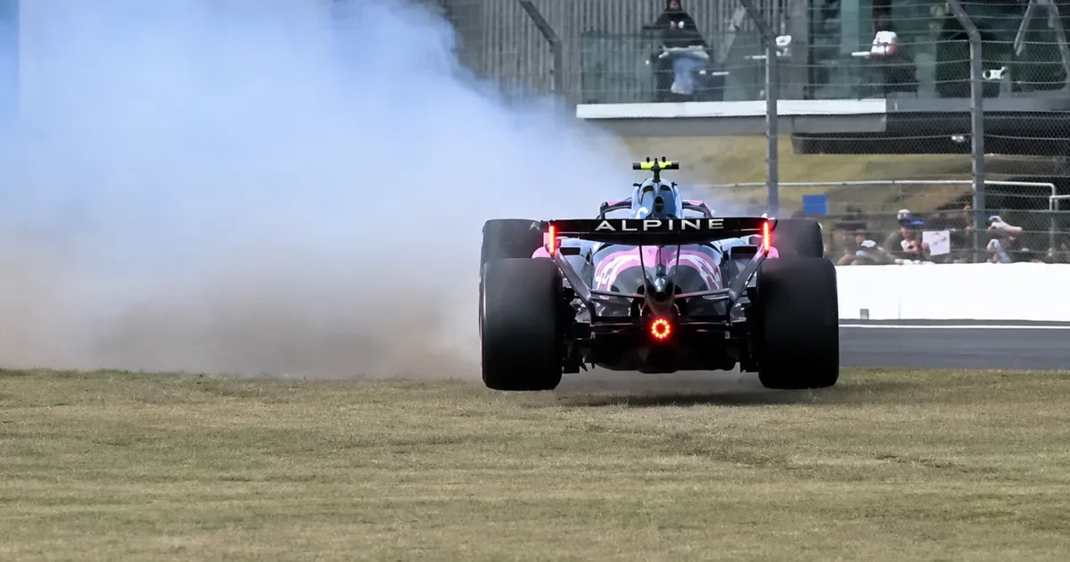 Franco Colapinto protagoniza un espectacular despiste en carrera de turismo carretera en La Plata