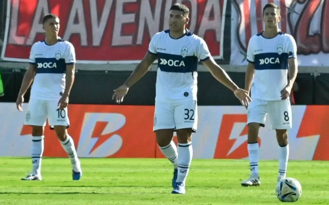Gimnasia cae frente a Barracas: un tiro libre de Tapia sella la derrota 2-0