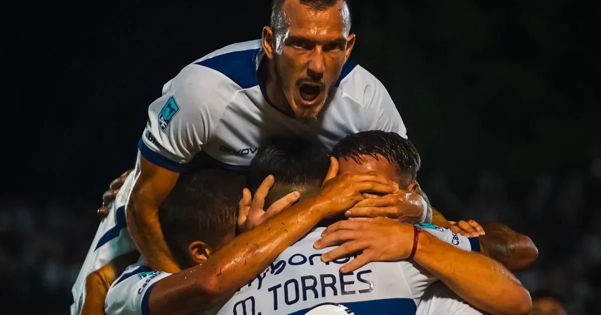 Gimnasia de La Plata celebra su primer triunfo fuera de casa tras vencer a Mendoza