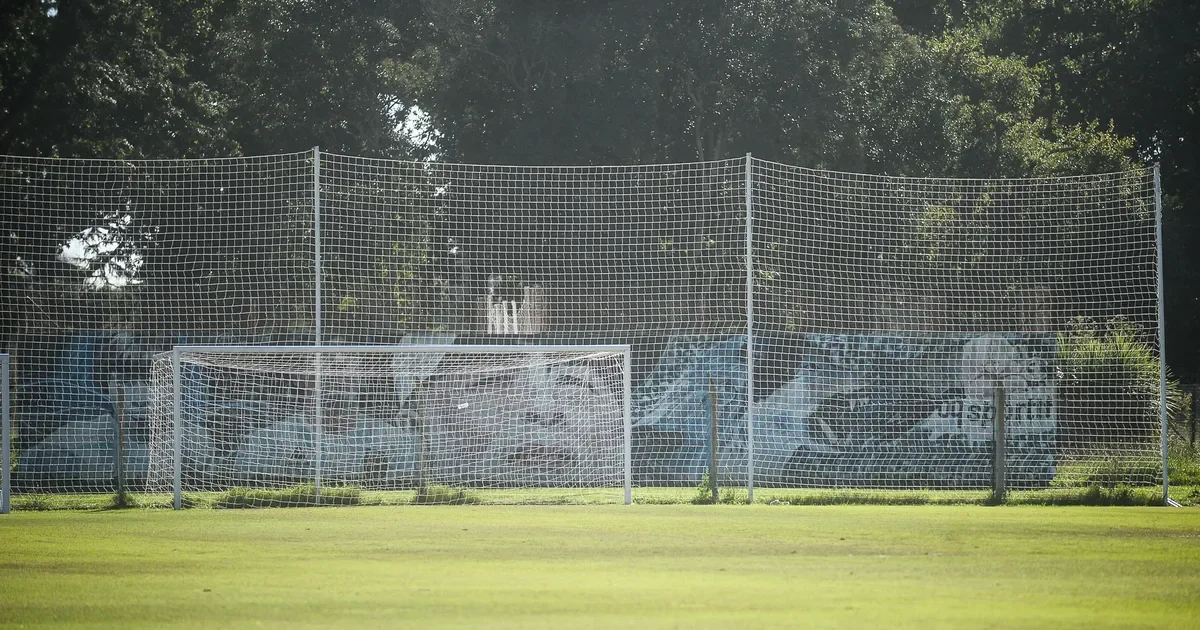 Gimnasia se entrena en Estancia Chica mientras los hinchas esperan su regreso al campo.