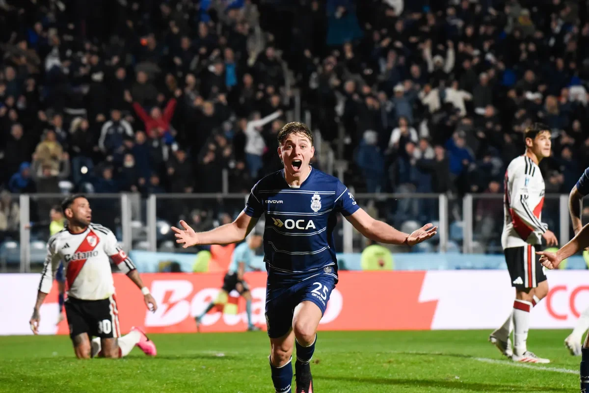 Gimnasia sorprende en el Bosque y deja a River Plate sin puntos cruciales