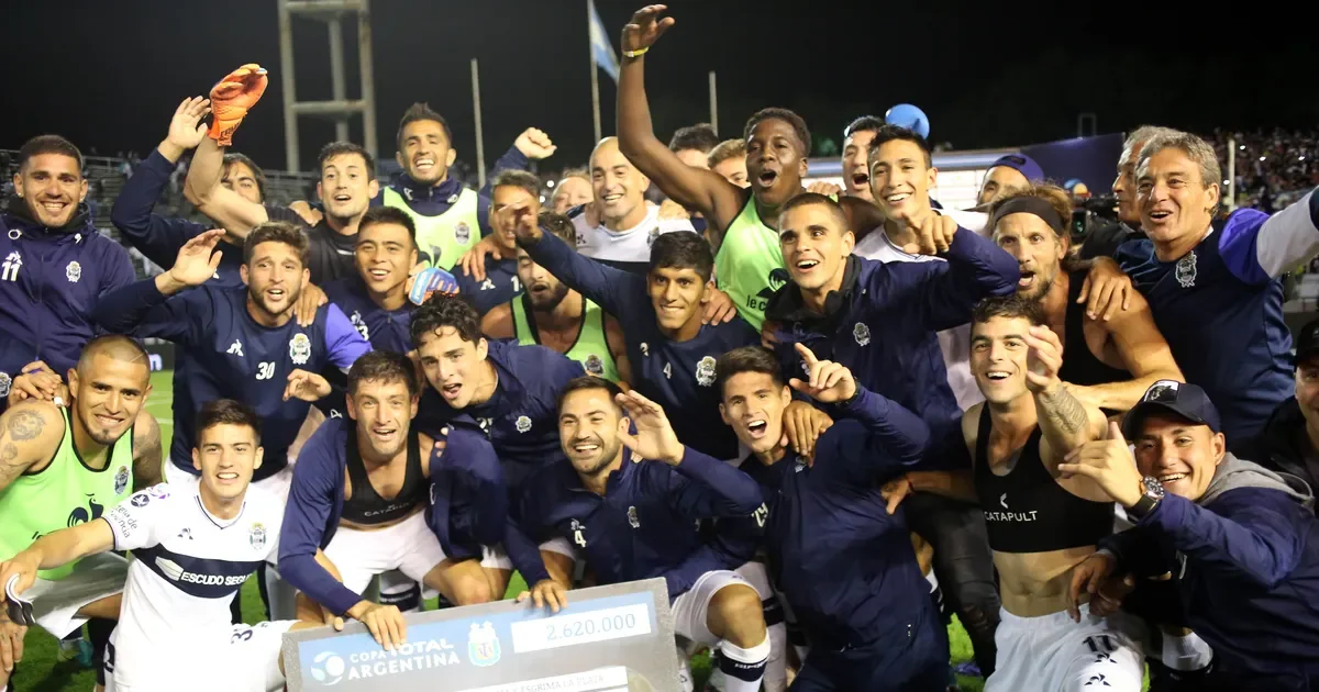 Gimnasia y River se preparan para un duelo crucial en La Plata con gran expectativa.