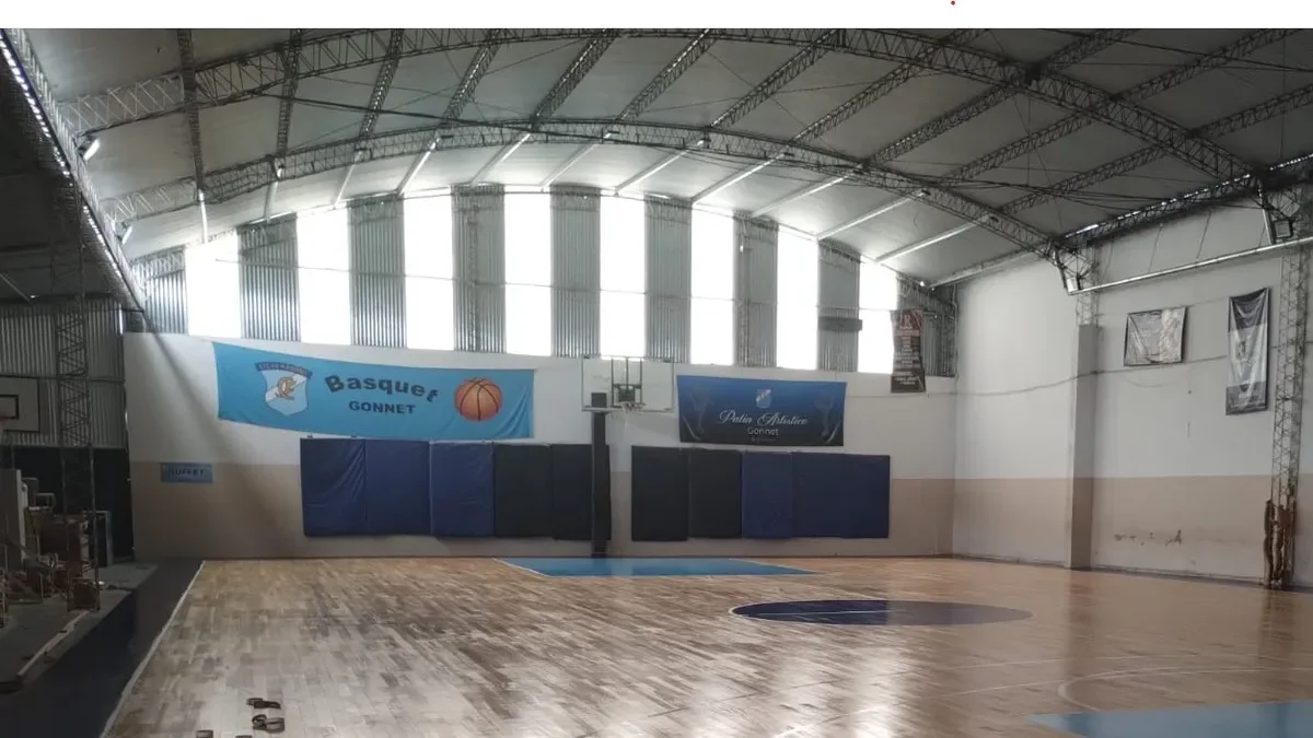 Gonnet celebra su primer partido en casa con renovado piso de parquet