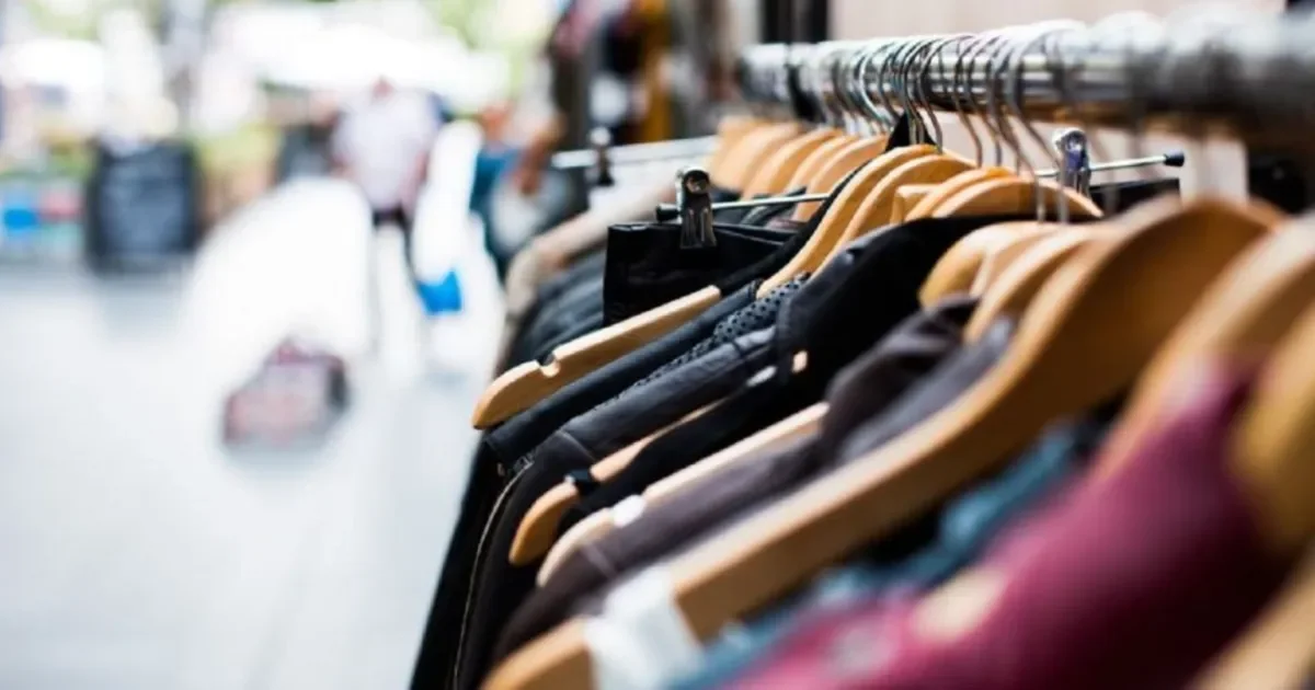 Gran remate en La Plata: un emblemático local de ropa cierra definitivamente su puerta