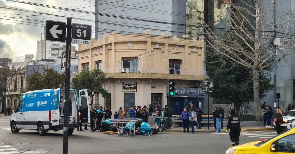 Grave accidente en La Plata: dos motociclistas hospitalizados tras choque múltiple