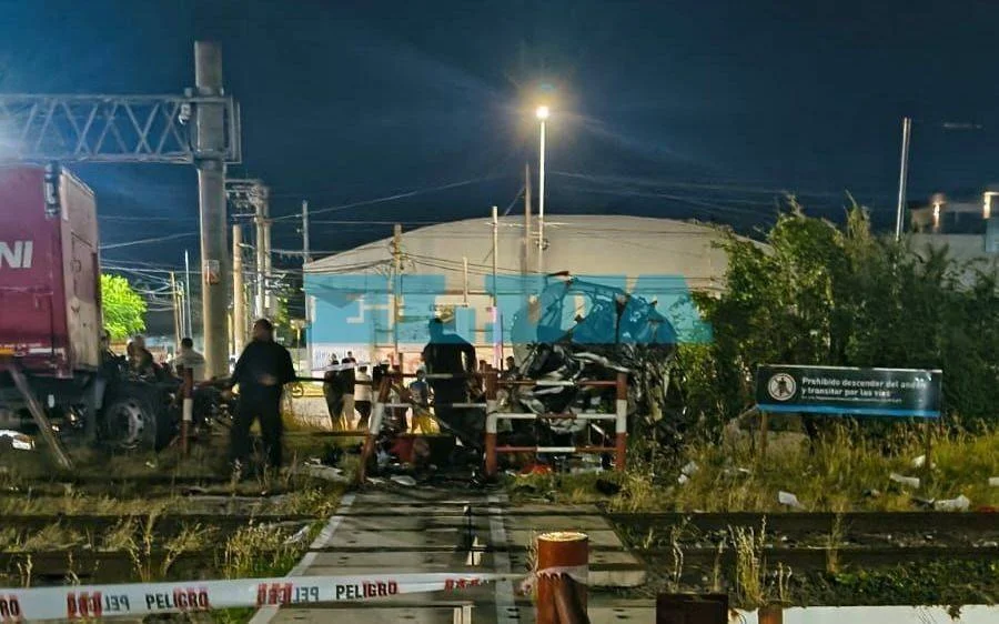 Grave siniestro en La Plata: el Tren Roca impacta un camión y genera caos en la zona