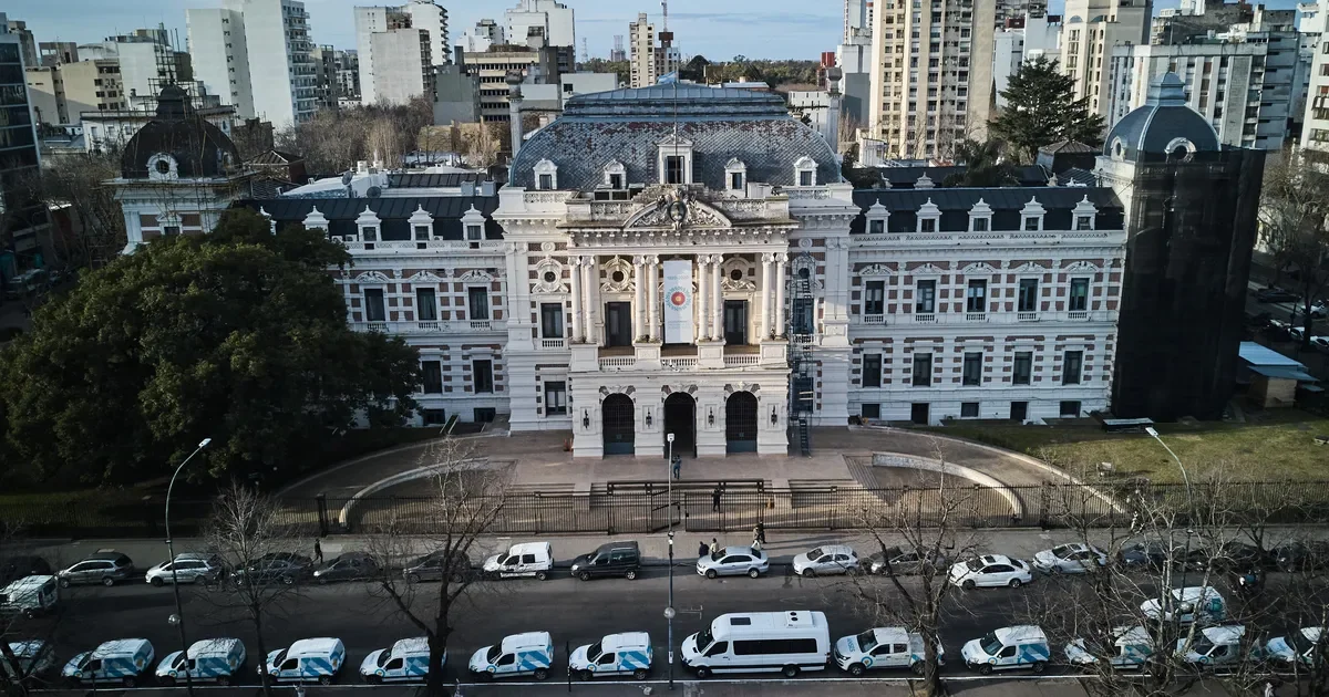 Gremios estatales y docentes de La Plata rechazan oferta del 2% en paritarias reabiertas