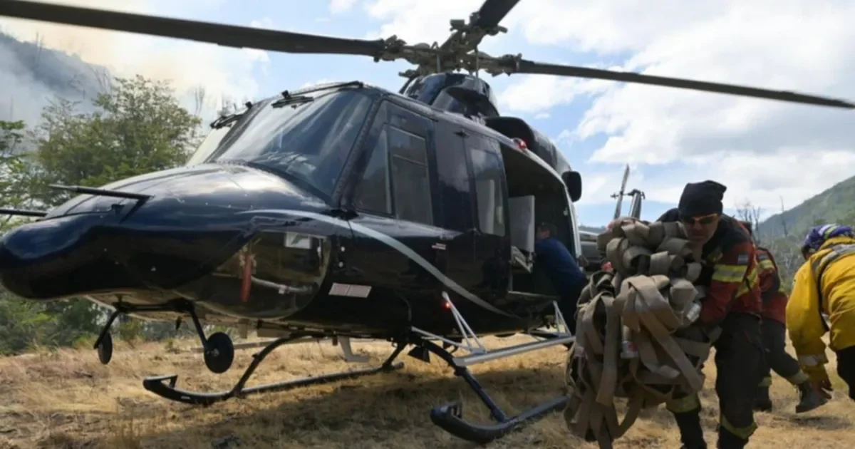 Helicópteros de La Plata apoyan a brigadas en la lucha contra incendios en la Patagonia