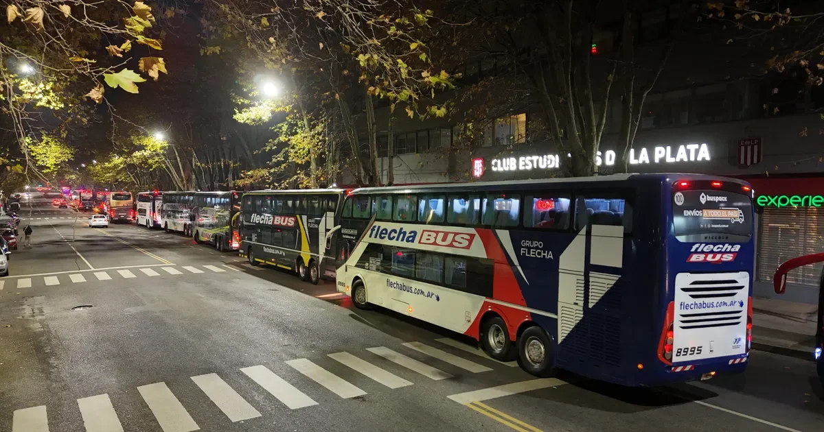 Hinchas de Estudiantes se movilizan a Córdoba en busca de la gloria en la Copa Argentina