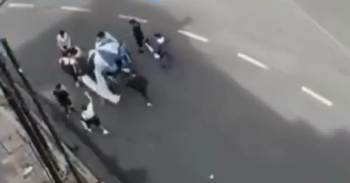 Hinchas de Gimnasia agreden a un joven de Estudiantes: la violencia se desata antes del clásico platense