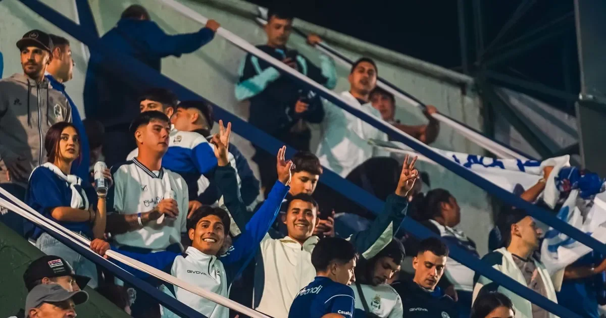 Hinchas de Gimnasia enfrentan desvíos y represión en su camino al estadio de Caseros