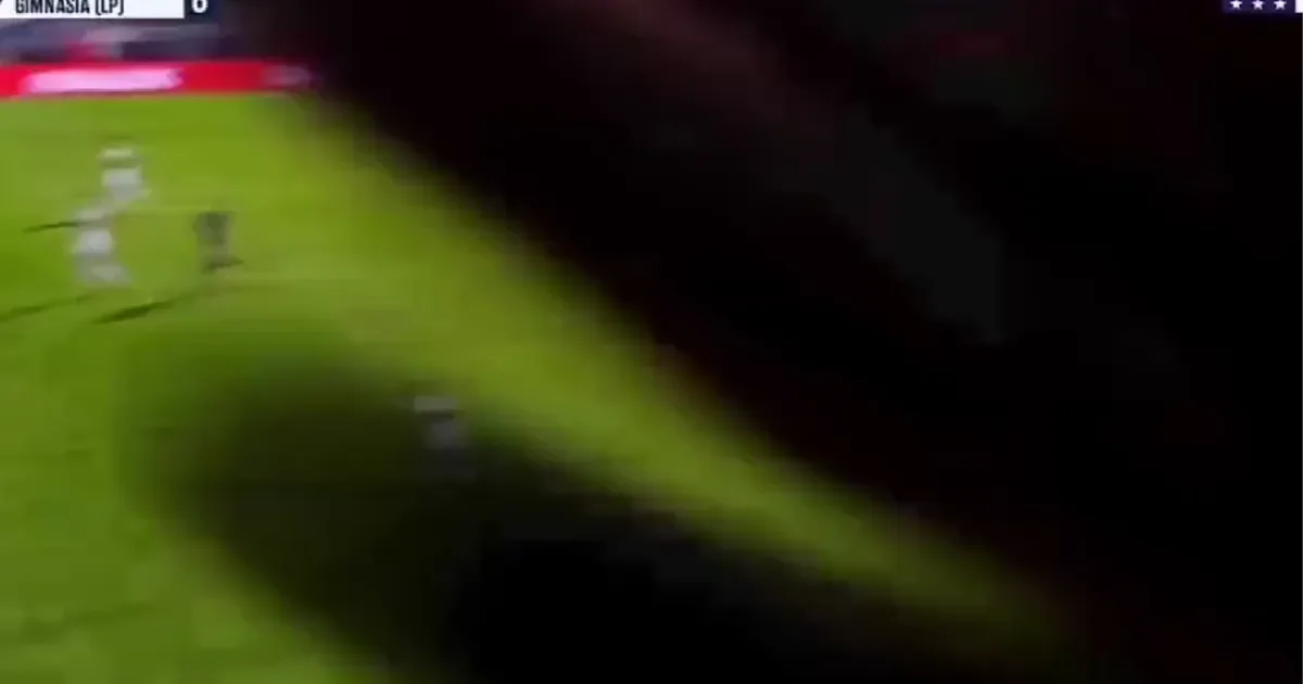 Hinchas de Gimnasia y Acassuso interrumpen el partido tras un sorpresivo incidente con la cámara