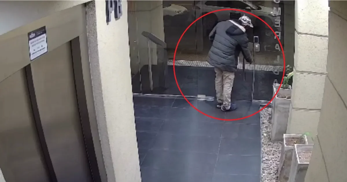 Hombre causa destrozos en edificio de La Plata y daña vehículos en la cochera