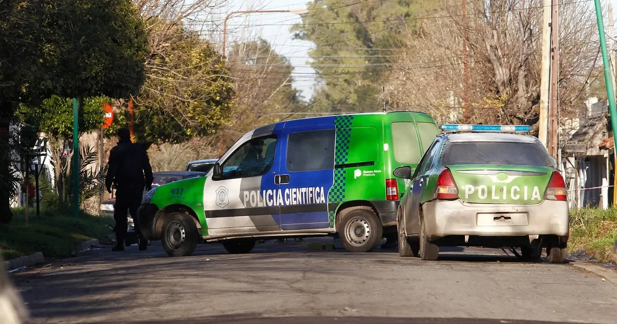 Homicidio en Villa Elvira: un hombre asesinado y su hijastro en la mira de la Policía