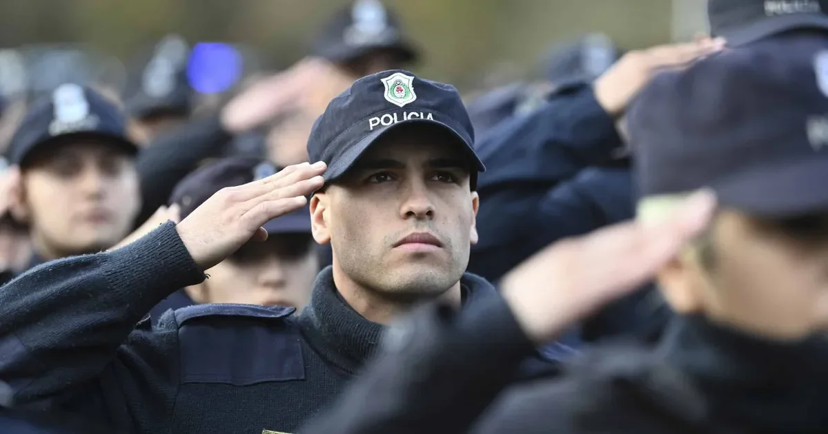 Impacto del aumento salarial en la Policía Bonaerense: vecinos preocupados por la seguridad en Ensenada y La Plata